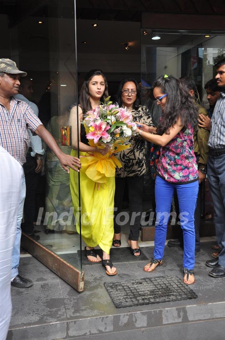 Alia Bhatt inaugurate the painting exhibition Splassh