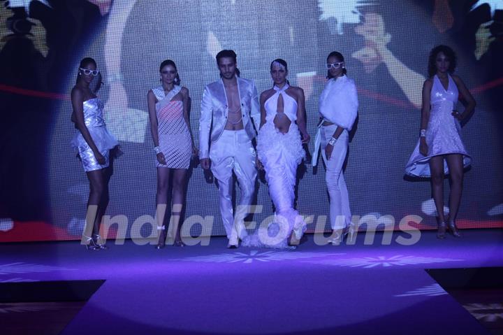 Prateik Babbar & Amyra Dastur Promotes Issaq at INIFD Fashion Show Vibrance 2013