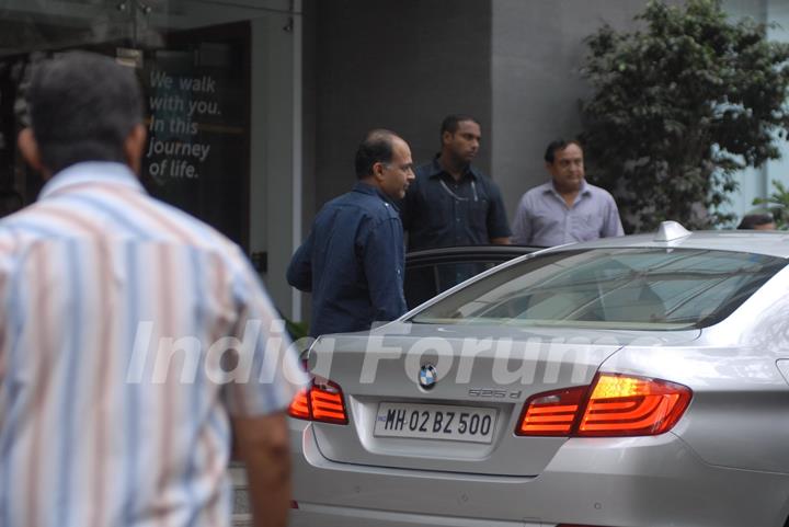 Celebs visit Hrithik Roshan at Hinduja hospital