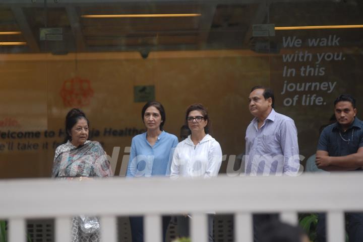 Celebs visit Hrithik Roshan at Hinduja hospital