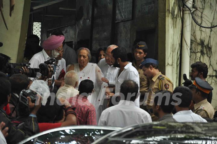 Shukla Sikand wife of Pran at Pran's final journey