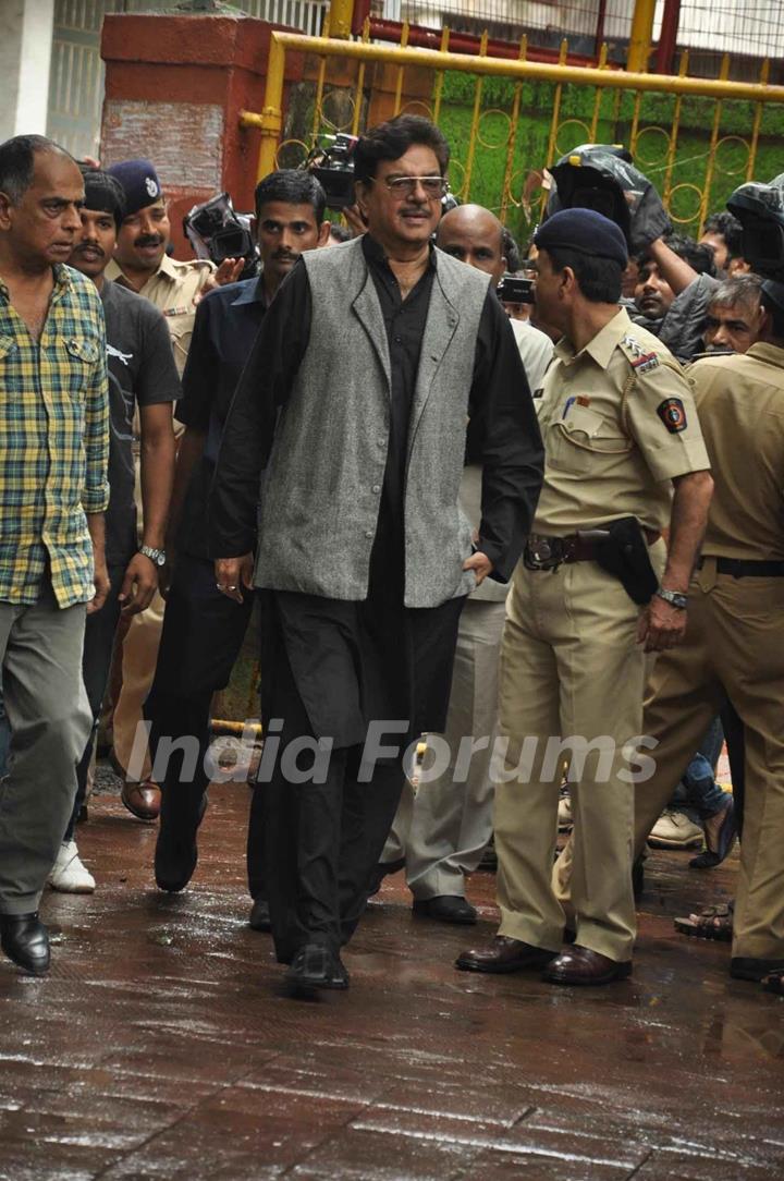 Shatrughan Sinha at Bollywood legend Pran's final journey