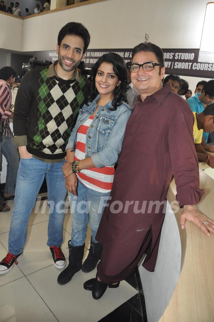 Tusshar Kapoor, Vishakha Singh and Vinay Pathak at Film Bajaate Rahoo Promotion on the set of CID
