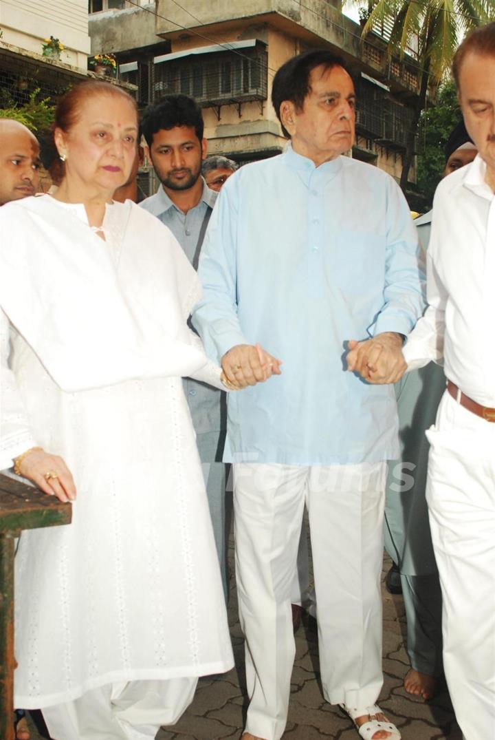 Dilip Kumar and Saira Banu at Condolence meeting of late Legendary Actor Pran