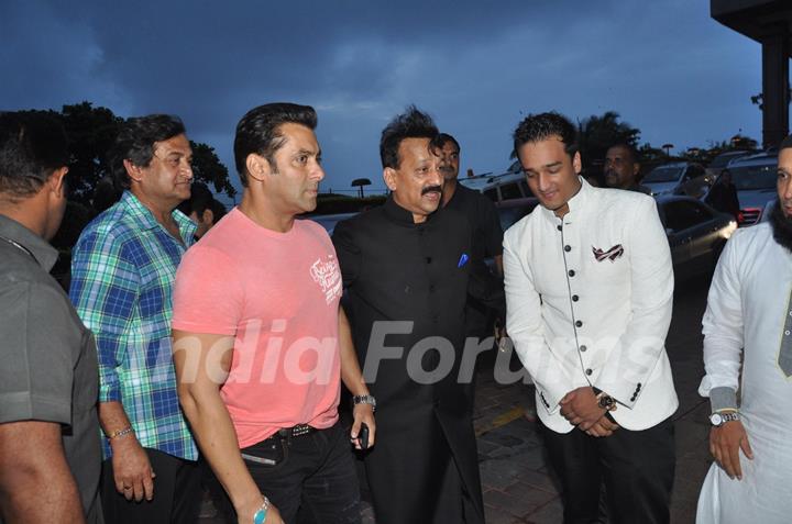 Salman Khan, Shahrukh Khan at Minister Mr.Baba Siddique's Iftar Party