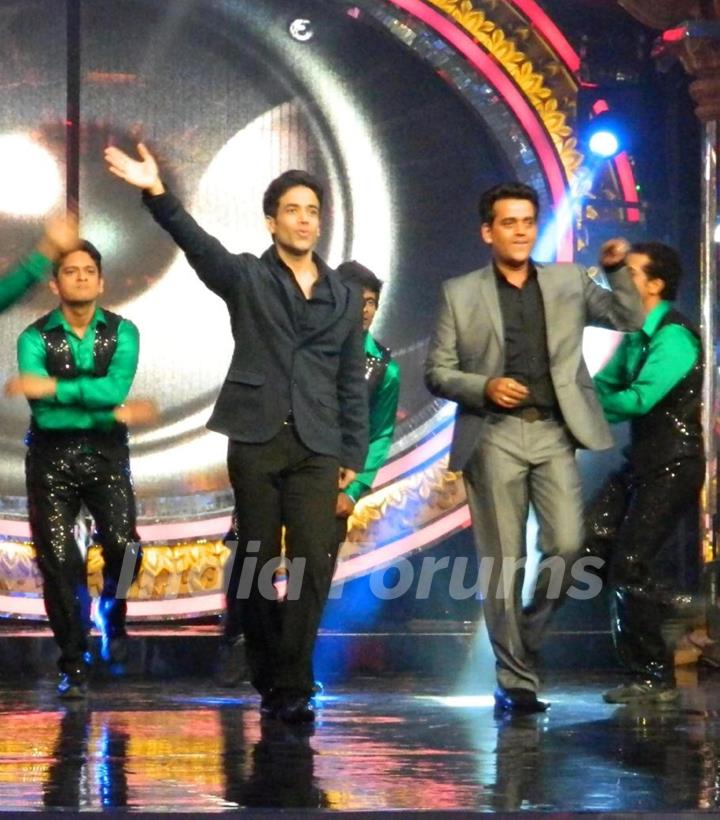 Cast promotes film Bajatey Raho on the set of Indian Idol Junior