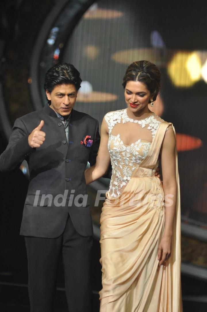 Shah Rukh Khan and Deepika Padukone at Film Chennai Express Promotion at Indian Idol Junior Set