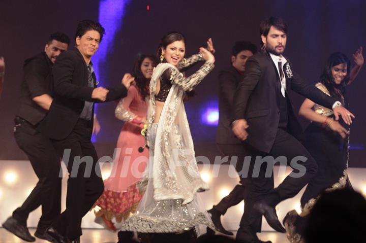 Shahrukh Khan, Drashti Dhami and Vivian Dsena at promotion of Chennai Express on set of Madhubala