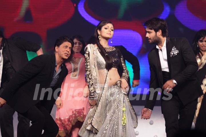 Shahrukh Khan, Drashti Dhami and Vivian Dsena at promotion of Chennai Express on set of Madhubala
