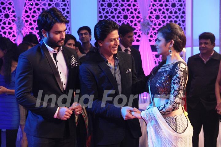 Vivian Dsena, Shahrukh Khan & Drashti Dhami at promotion of Chennai Express on the set of Madhubala