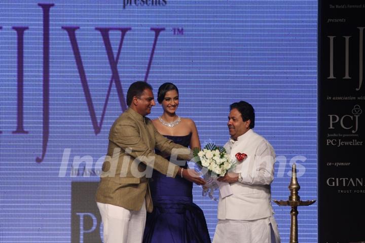 Sonam Kapoor inaugurates IIJW 2013