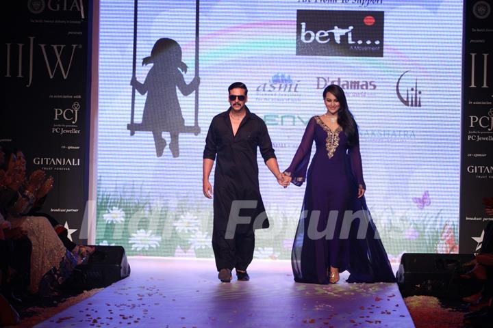 Akshay Kumar & Sonakshi Sinha walk the ramp at IIJW 2013