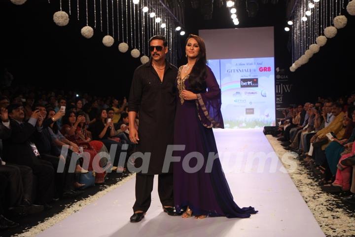 Akshay Kumar & Sonakshi Sinha walk the ramp at IIJW 2013