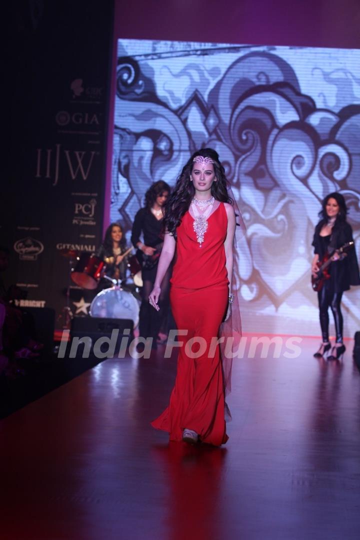 Evelyn Sharma showstopper for Gehna show at IIJW 2013