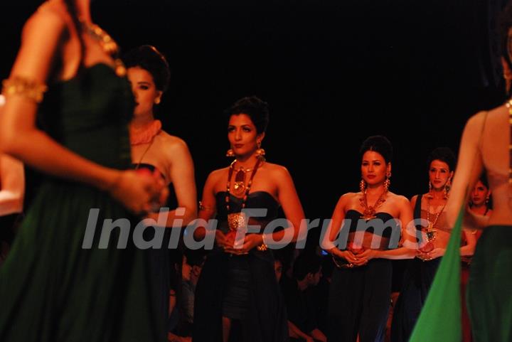 Mugdha Godse showstopper for Apala Show at IIJW 2013