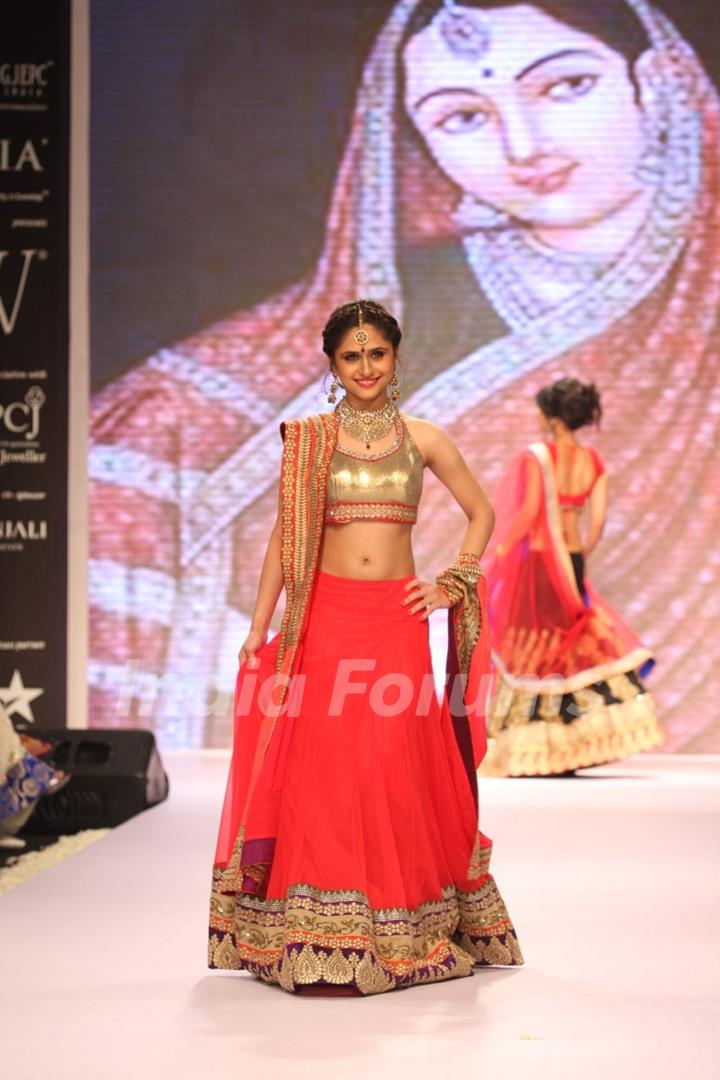 Hunar Hali walk the ramp for Gitanjali Gems at IIJW 2013