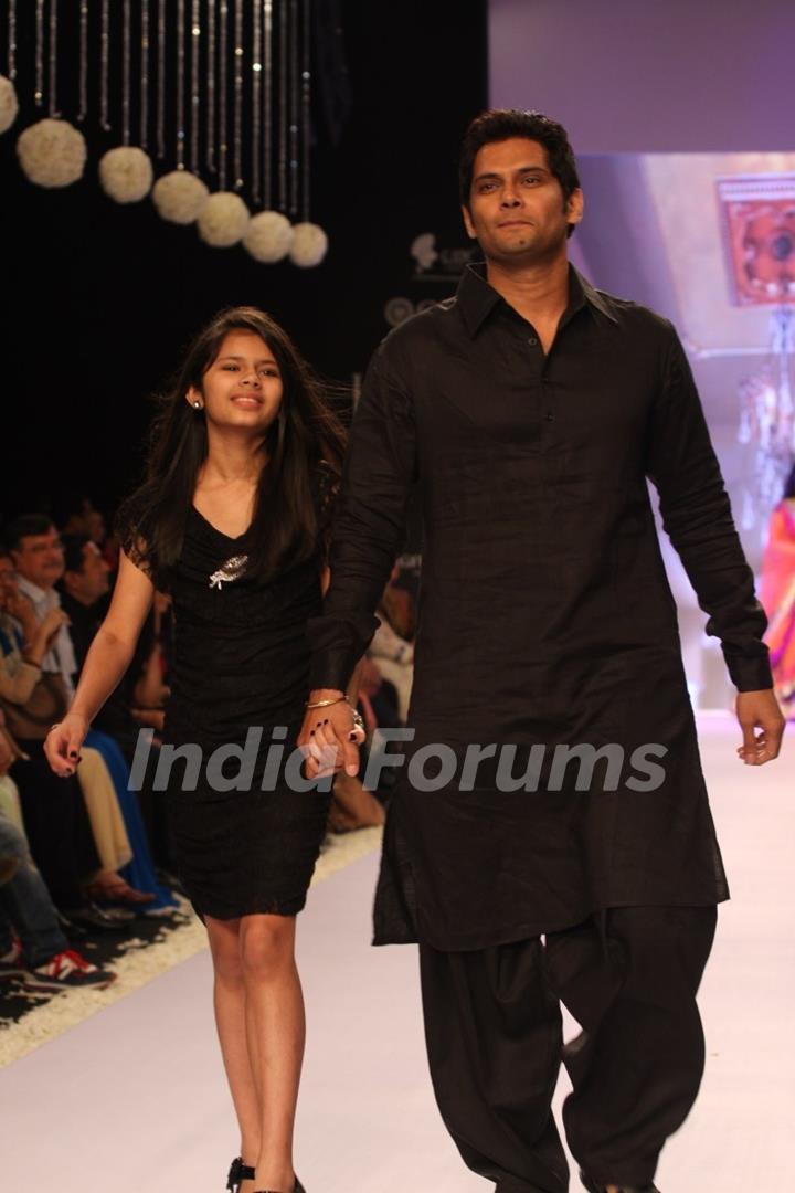 Amar Upadhyay walk the ramp for Gitanjali Gems at IIJW 2013