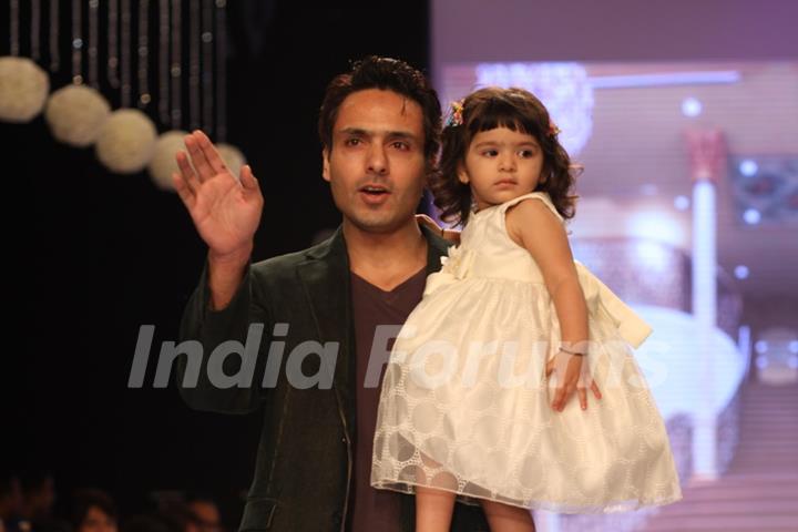 Iqbal Khan walk the ramp for Gitanjali Gems at IIJW 2013