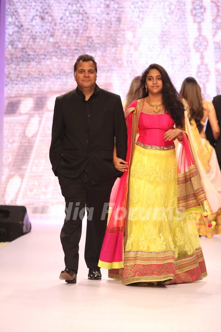 TV Celebs walk the ramp for Gitanjali Gems at IIJW 2013