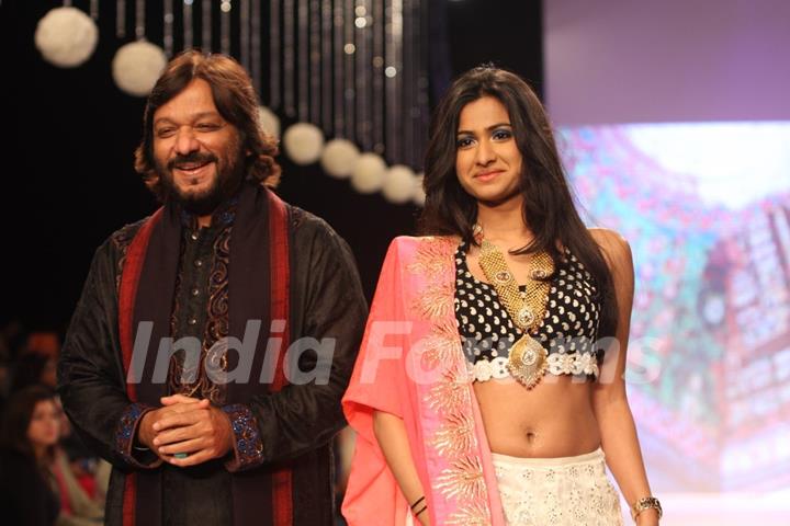 TV Celebs walk the ramp for Gitanjali Gems at IIJW 2013