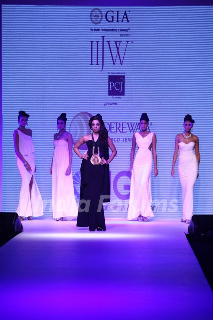 Derewala World Jewellery at IIJW 2013