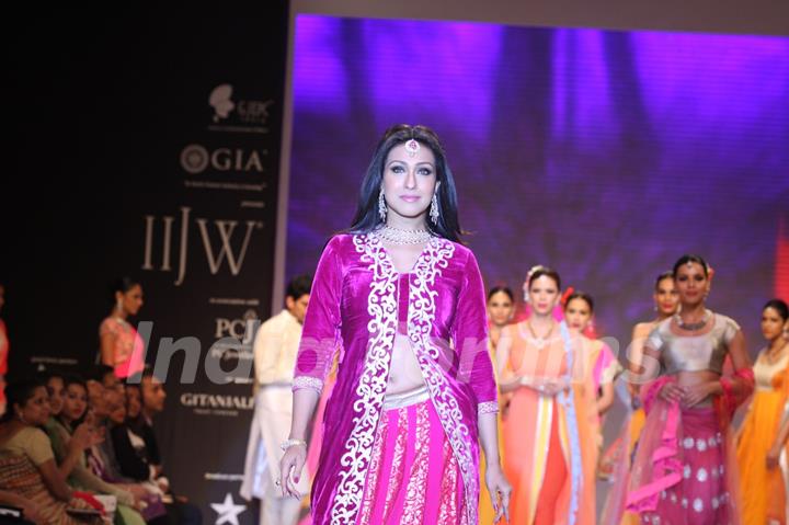 Rituparna Sengupta & Pooja Misrra walk the ramp at IIJW 2013