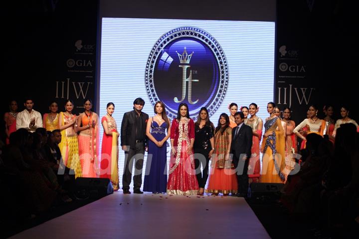 Rituparna Sengupta & Pooja Misrra walk the ramp at IIJW 2013