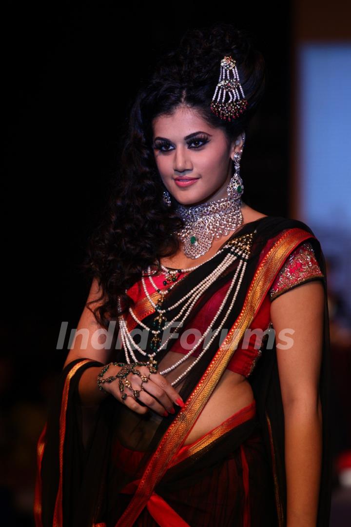 Moni Agarwal show at IIJW 2013