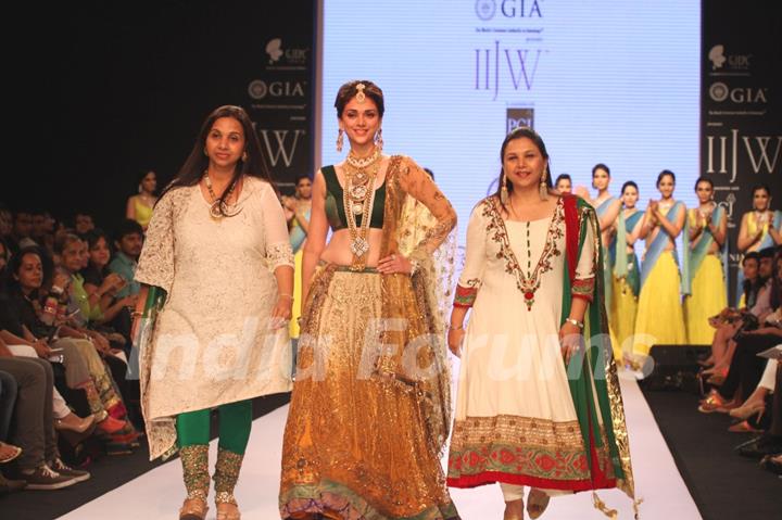 Aditi Rao Hydari showstopper at IIJW 2013