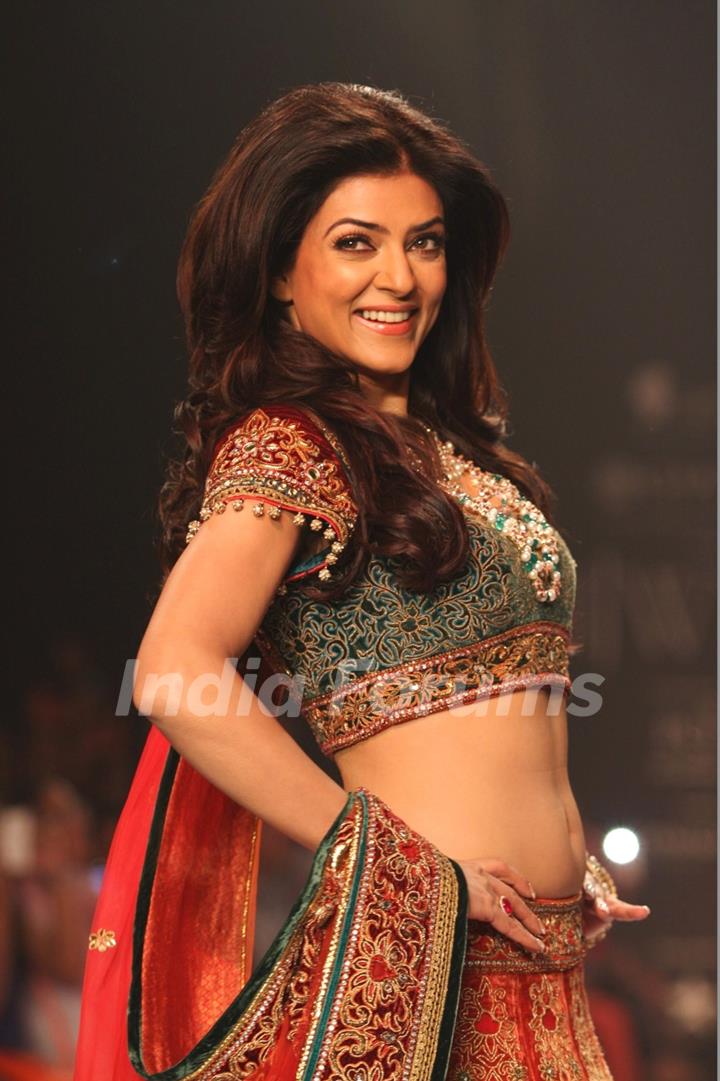 Sushmita Sen showstopper for Charu Jewels at IIJW 2013