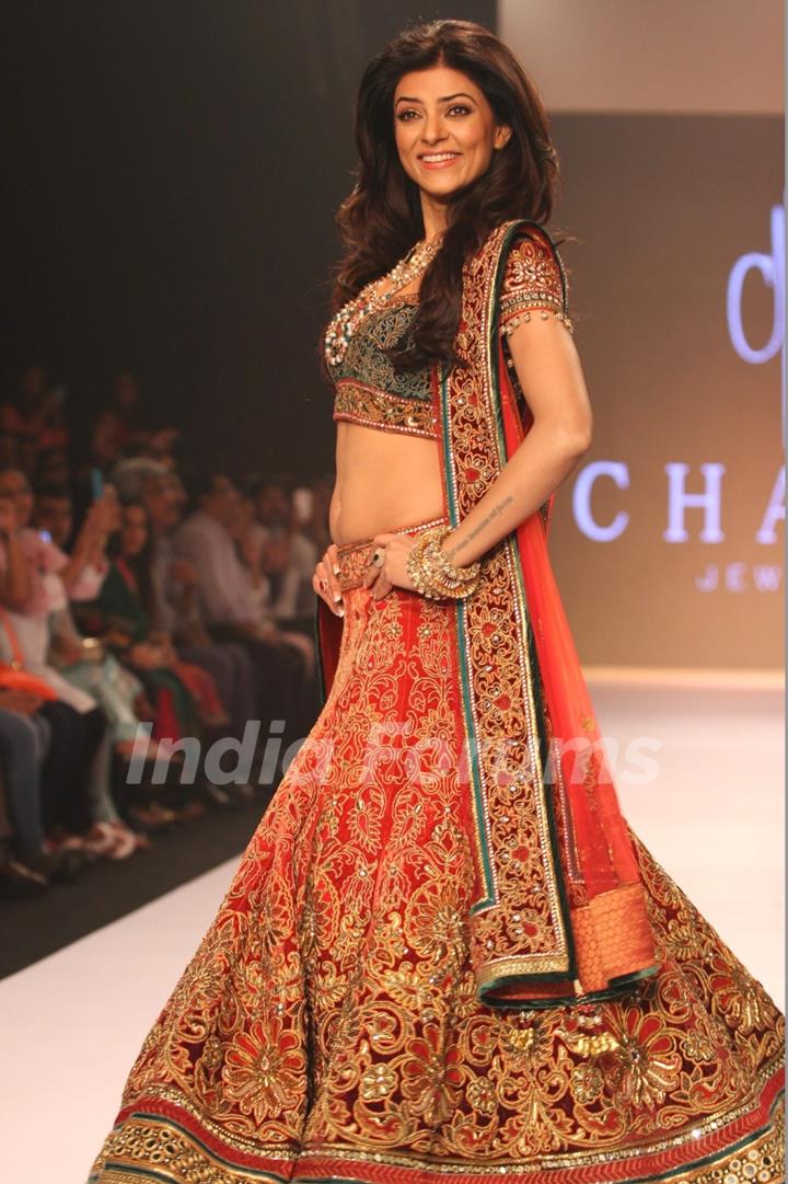 Sushmita Sen showstopper for Charu Jewels at IIJW 2013