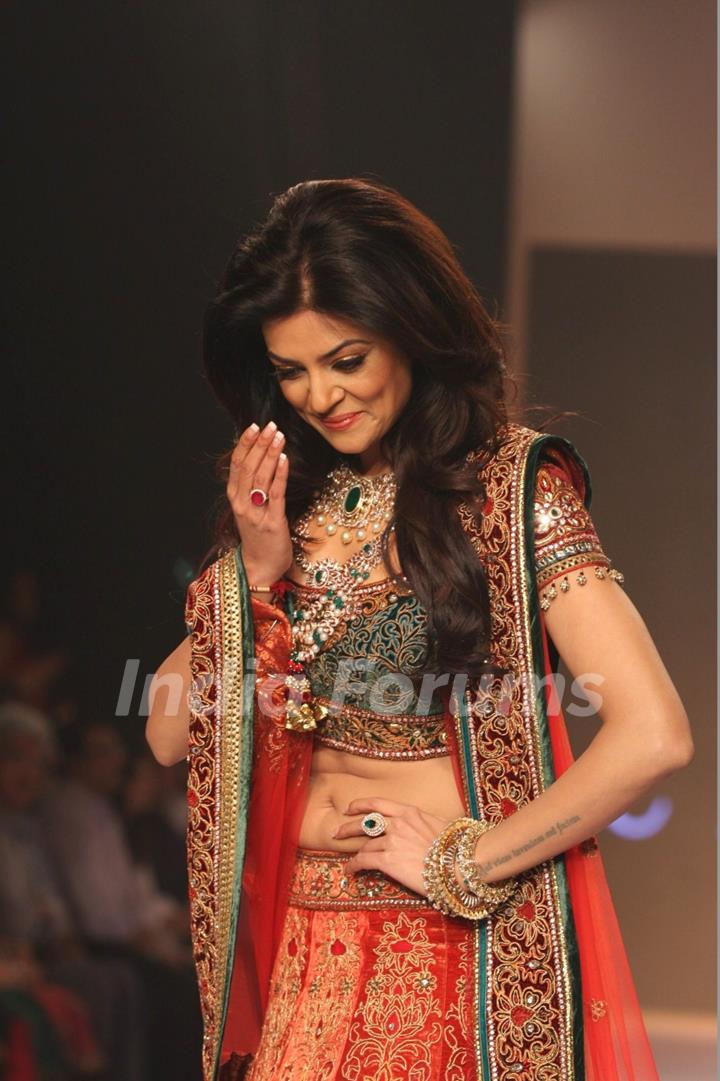 Sushmita Sen showstopper for Charu Jewels at IIJW 2013