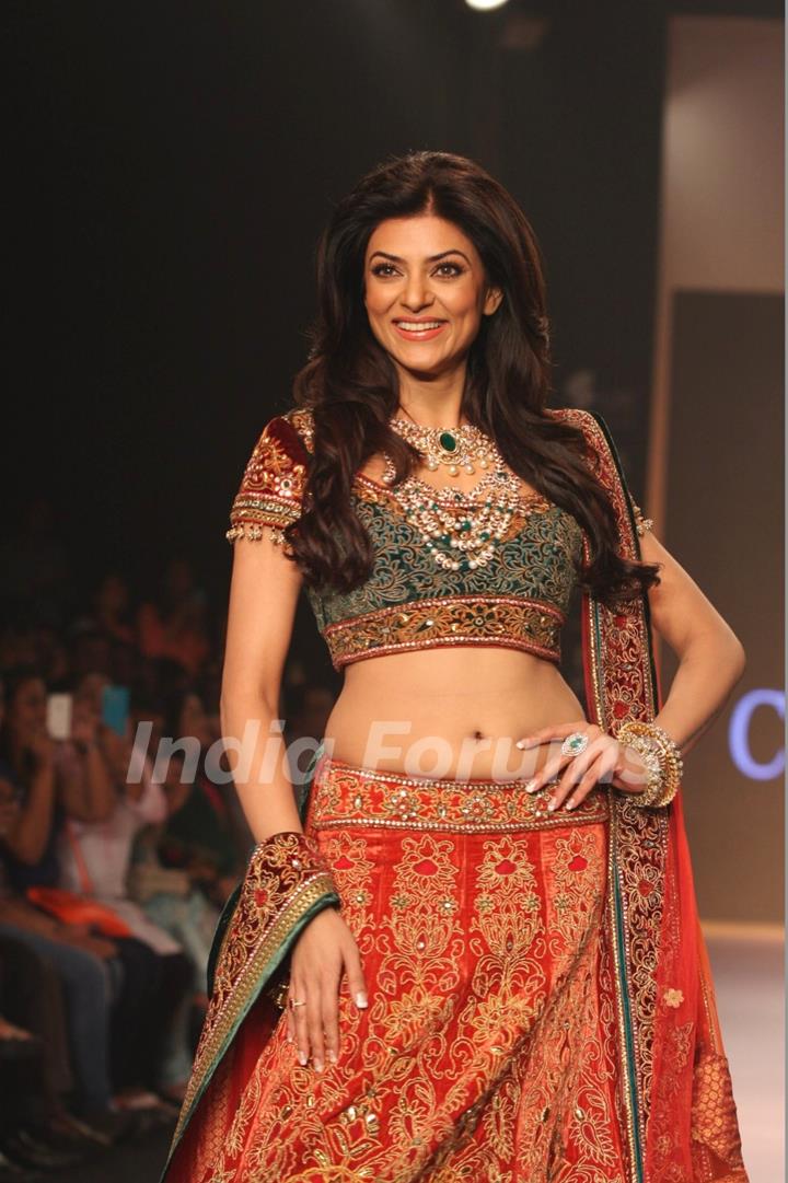 Sushmita Sen showstopper for Charu Jewels at IIJW 2013