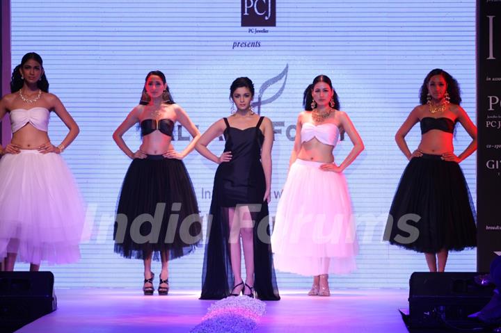 Alia Bhatt walks the ramp at IIJW 2013