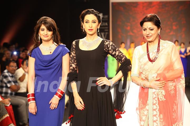 Karisma Kapoor walks the ramp at IIJW 2013 Day 4