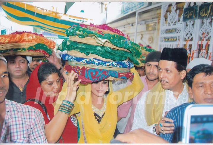 Veena Malik at Ajmer Sharif Shrine