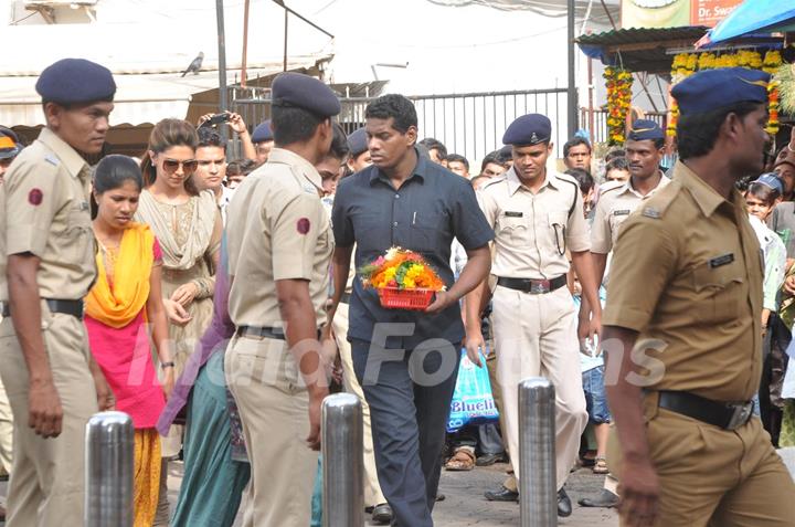 Deepika Padukone visits Siddhivinayak Temple