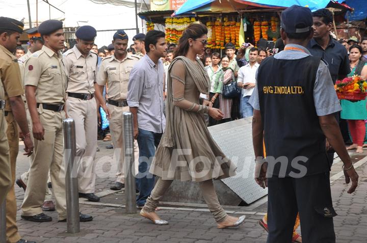 Deepika Padukone visits Siddhivinayak Temple