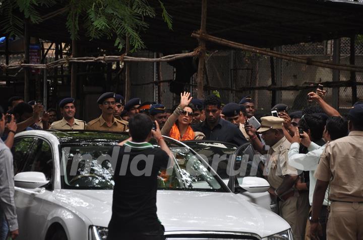 Deepika Padukone visits Siddhivinayak Temple