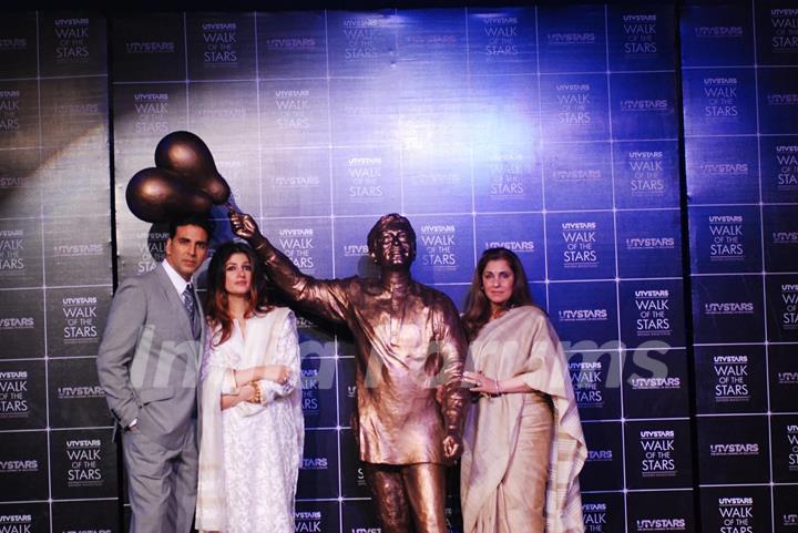 Akshay Kumar, Twinkle Khanna and Dimple Kapadia at the Unveiling of the Statue of Rajesh Khanna