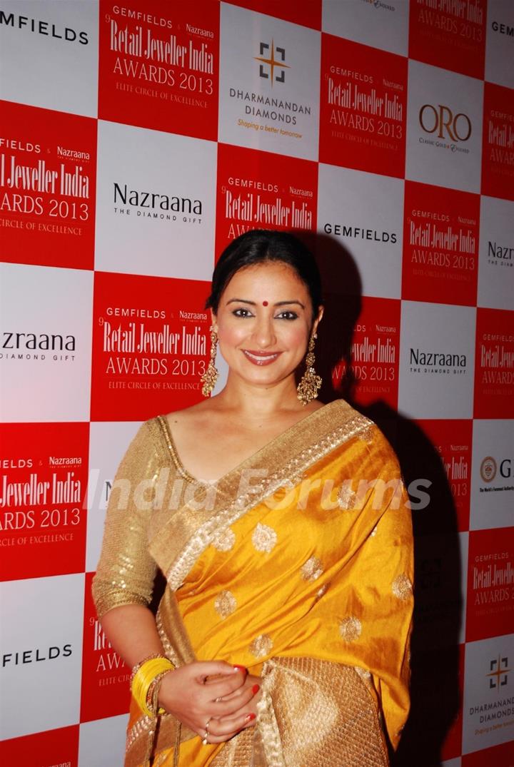 All that glitter is Divya Dutta at Retail Jeweller India Awards 2013