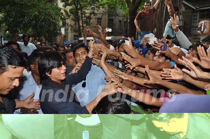 Shahrukh Khan promotes Chennai Express and greets his fans.