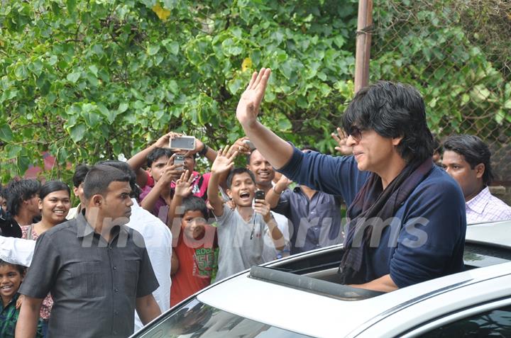 Shahrukh Khan waves out to fans while he promotes Chennai Express