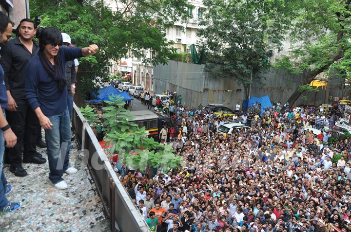 Shahrukh Khan waves out to fans while he promotes Chennai Express