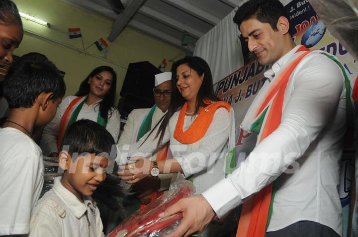 Mohit Raina distributes school bags among children of the orphanage