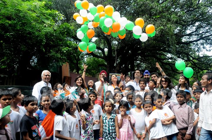Mohit Raina's partiotism can be seen as he releases tri-colored balloons in the air