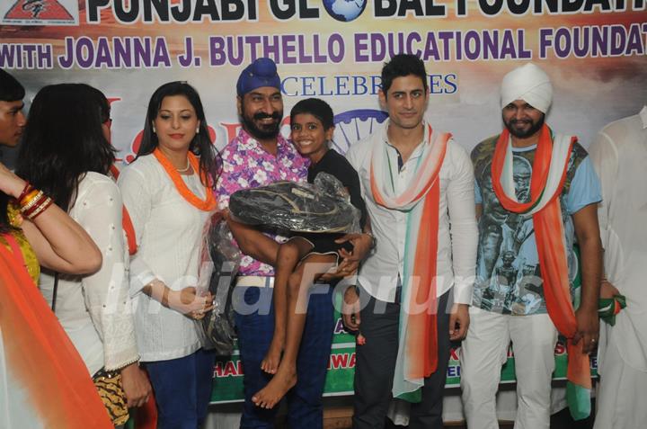 TV actor Mohit Raina celebrates Independence Day with Orphan Children