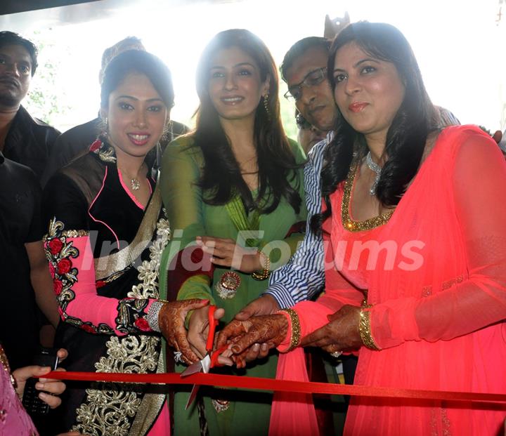 Raveena Tandon inaugurates a jewellery showroom