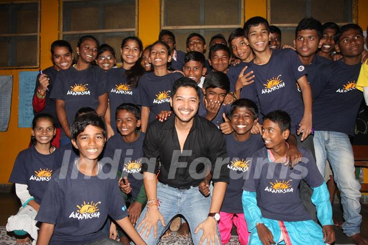 Shreyas Talpade with the NGO Akanksha's children