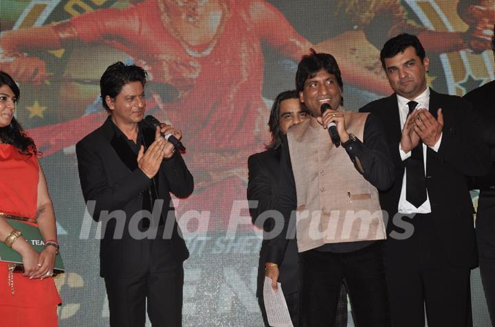 Shahrukh Khan and Siddharth Roy Kapoor clap as Raju Shrivastav speaks about their Film